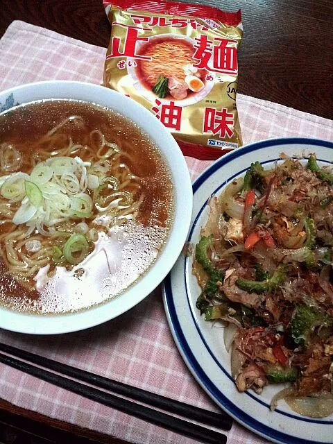 Snapdishの料理写真:ゴーヤチャンプルーとインスタントラーメン|johnlovin0628さん