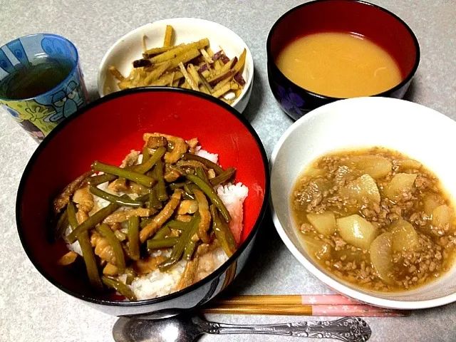 Snapdishの料理写真:豚ニンニクの芽丼•さつまいもきんぴら•じゃがいも挽き肉あんかけ風|うるしちかさん