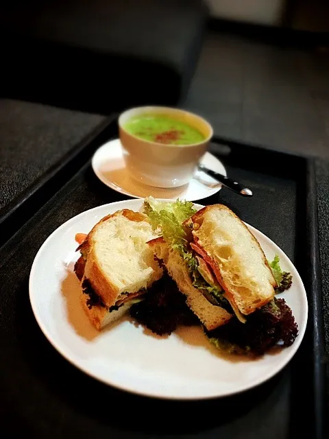 Smoke salmon and cream cheese sandwich,pea soup with bacon|rick chanさん