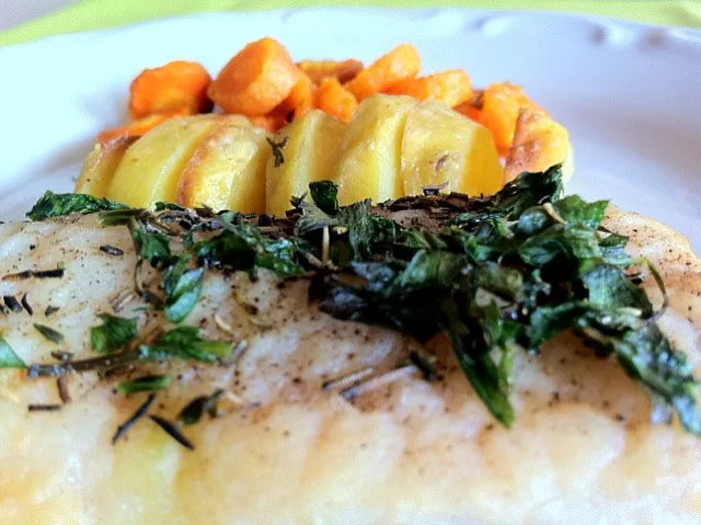 Fish in herbs with potato and carrots|Zheni Todorovaさん