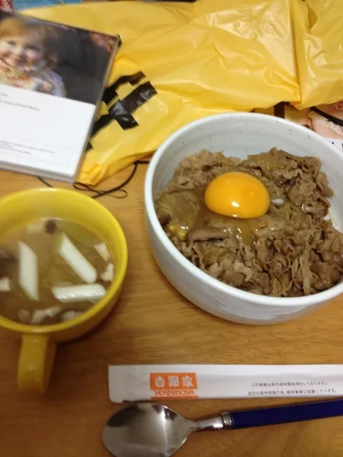 Snapdishの料理写真:牛丼とネギの味噌汁|カレーまんさん