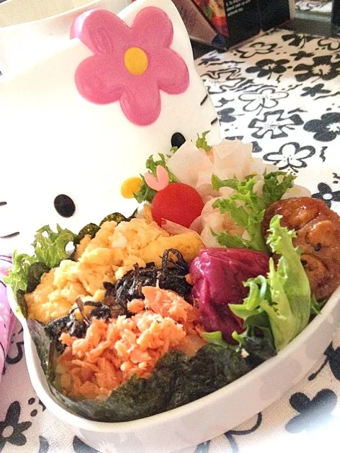 大きな梅干しの三色弁当(^-^)|yukie Mさん