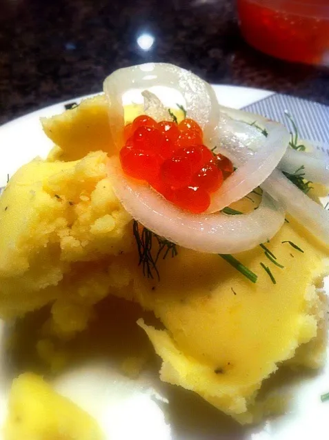 Dill mashed potatoes topped with red caviar|ReciBellaさん