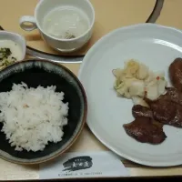 Snapdishの料理写真:麦とろ牛タン定食|みやさん