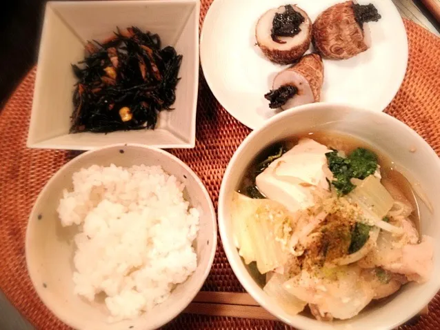 Snapdishの料理写真:なんだか茶色い食卓。。。味噌風味豚鍋に里芋のきぬかつぎ風、ヒジキのお献立。黒っ！茶色っ！|松浦有里さん