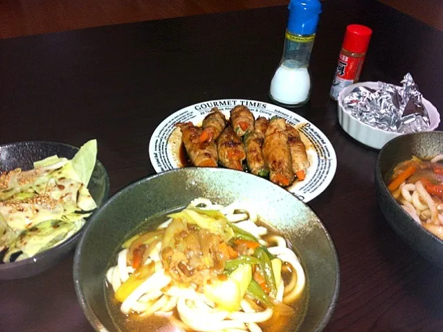 Snapdishの料理写真:カレーうどん、野菜肉巻、塩キャベツ、にんにく丸焼き|鈴木 なみさん