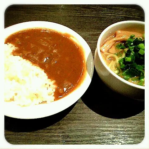 ビュッフェスタイルの店にて→とんこつラーメンとカレーライス|鈴木ひらめさん