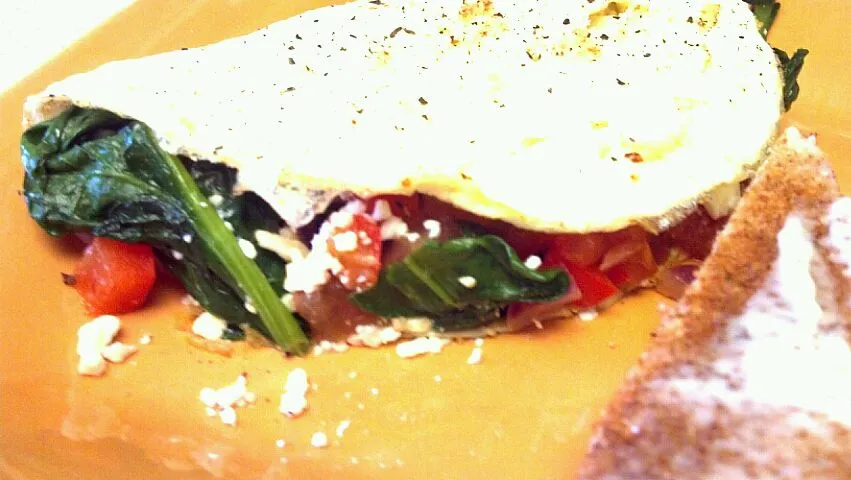 egg white omelette with spinach, bell pepper, tomato, and onion|jeffrey cuevasさん