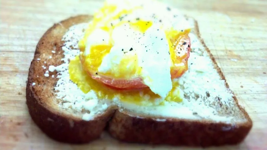 poached egg on tomato and toast|jeffrey cuevasさん