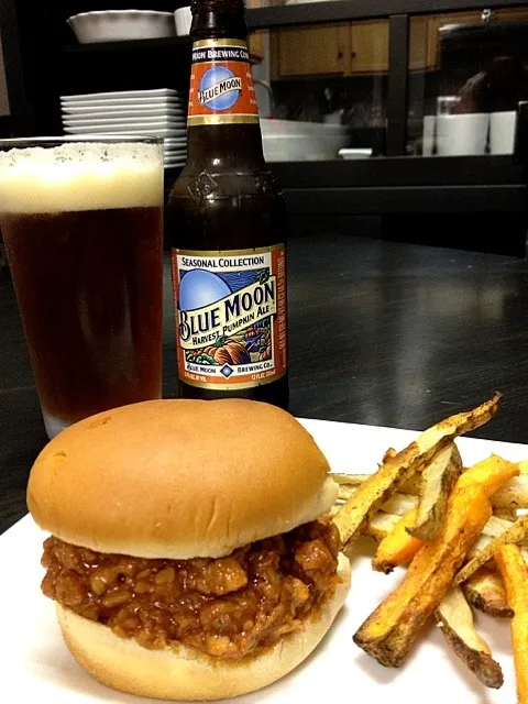 Comfort food =Vegetarian Sloppy Joe's (made with textured soy and mushrooms) served with sweet potatoe fries and and ice cold Blue Moon Pumpkin Ale.|Katrina Fernandezさん