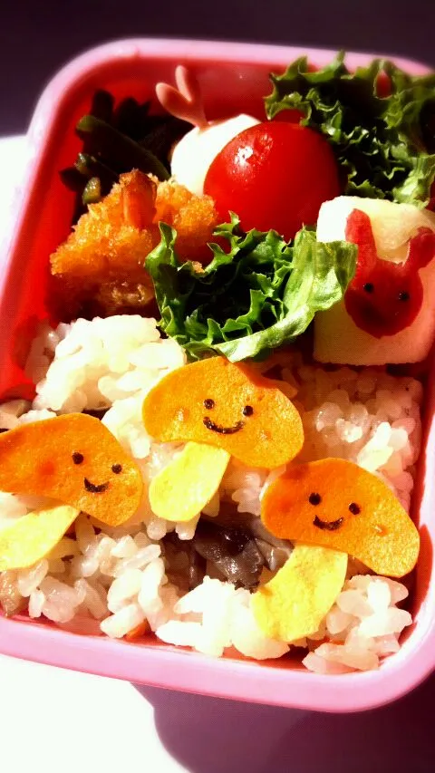 Snapdishの料理写真:きのこご飯弁当   週末、群馬にドライブに行って、美味しい舞茸とりんごを買いました♪|jun47さん