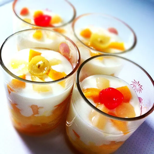 Custard topped with yoghurt n cocktail fruits|shirlynさん