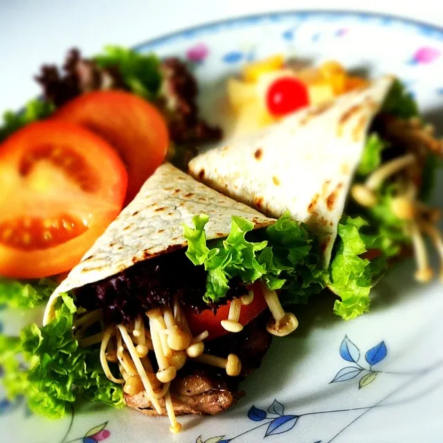 Wholemeal wrap with grilled chicken n lots of vege 😍😍|shirlynさん