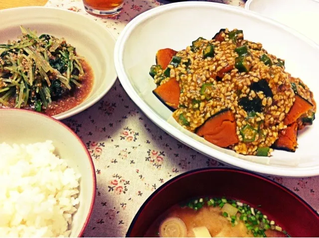 Snapdishの料理写真:南瓜のオクラ鶏そぼろあん・水菜の胡麻和え・白葱と豆腐のお味噌汁☆|emiﾟ+｡:.ﾟஐ♡さん