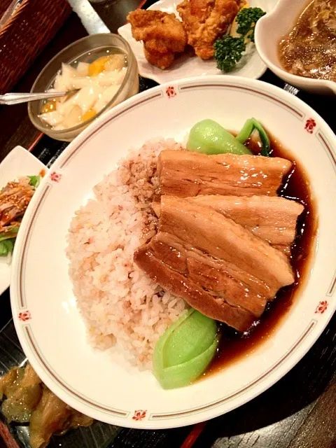 Snapdishの料理写真:豚バラ丼、棒棒鶏、唐揚げ、フカヒレスープ、ザーサイ、杏仁豆腐|yoshiakiさん