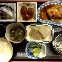 Snapdishの料理写真:シーラーの和風ムニエル、イワシとアジの天ぷら、シメサバ、肉団子ポン酢あんかけ、納豆、吸い物、ご飯、塩麹漬|tetsuさん