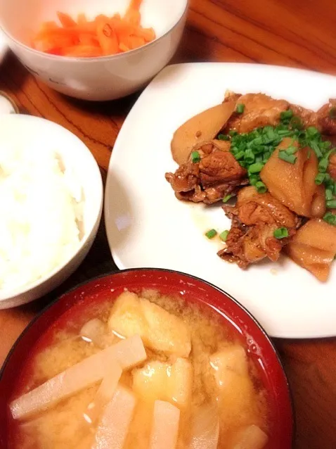 鶏とレンコンさっぱり煮、にんじん胡麻和え、たまねぎ大根あぶらげお味噌汁、白米🍚|naaa nuaさん