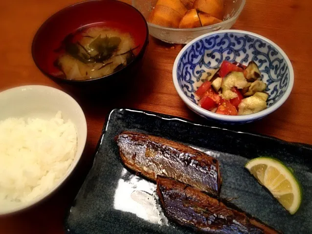 秋刀魚塩焼  味噌汁  ナスとトマトのマリネ  柿|ikukoさん