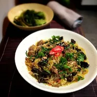 Snapdishの料理写真:Wok tossed beef with glass noodle, wood ear mushroom and curry powder