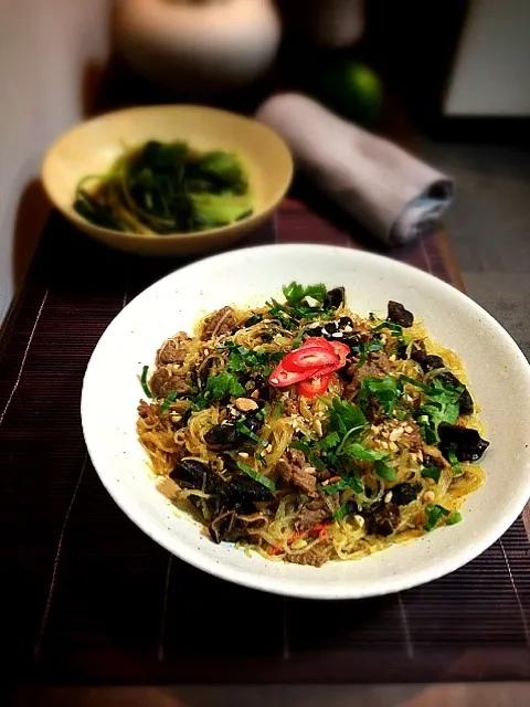 Wok tossed beef with glass noodle, wood ear mushroom and curry powder|rick chanさん