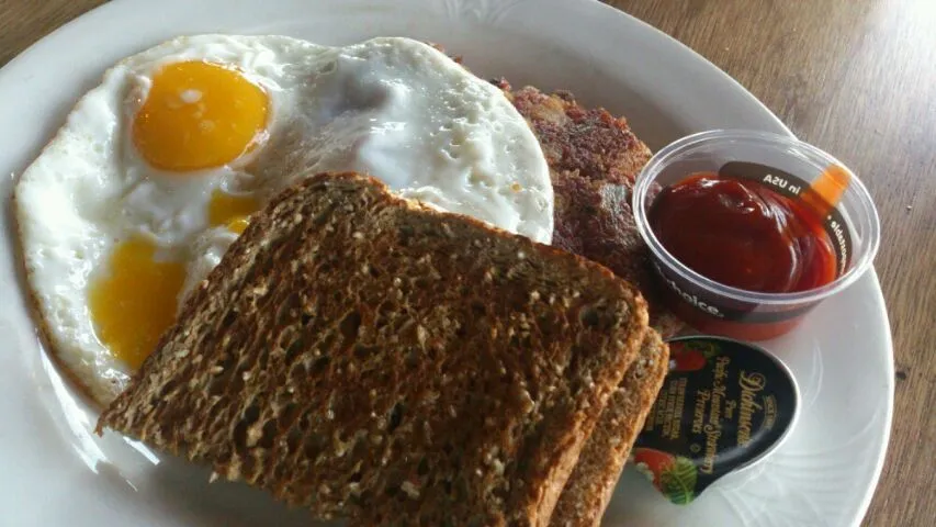 クラロッジのコンビーフハッシュ。パンは小さいけどコンビーフとポテトが多い!産地ならではの濃厚な黄身の卵が美味い！|SATOSHI OOCHIさん