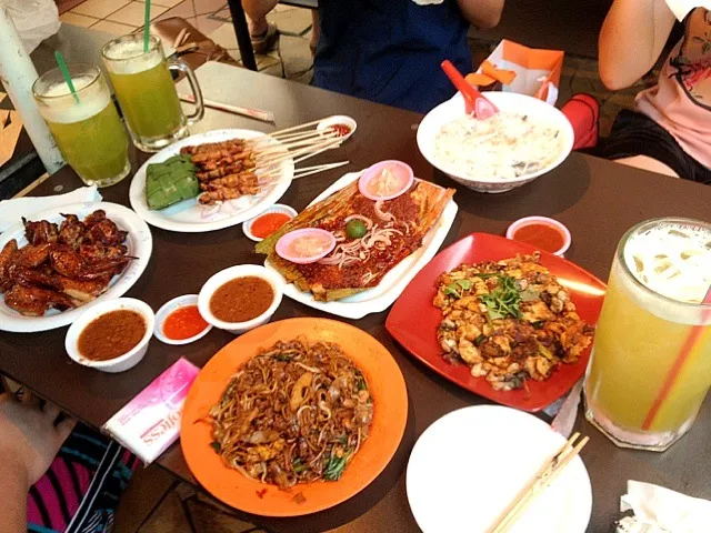 Snapdishの料理写真:Stingray , satay , BBQ chicken , carrot cake and more :D|Jocelynさん