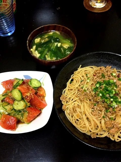 挽肉とネギごまピリ辛パスタ  トマトきゅうりすりごまめんつゆドレッシングのサラダ  ニラ玉スープ|よし吉*さん