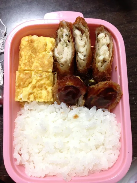 Snapdishの料理写真:昨日の春巻きとミルカツがメインの肉々しい弁当。|takaさん