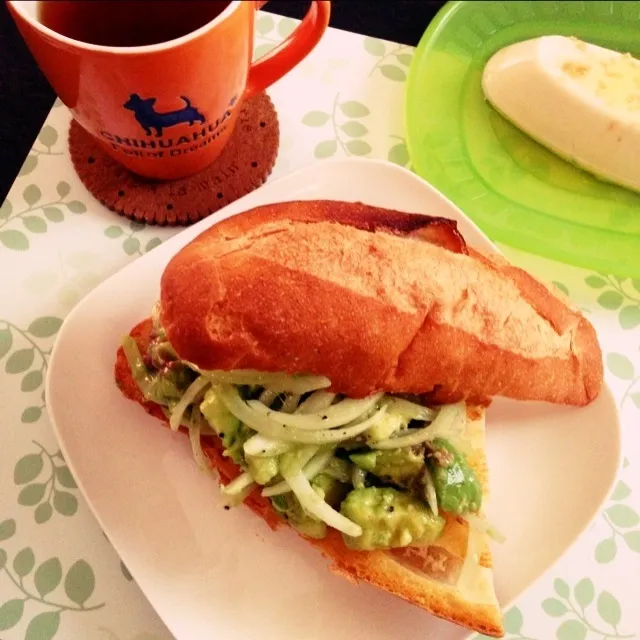 アボカドとアンチョビのサンドイッチ|かぴこさん