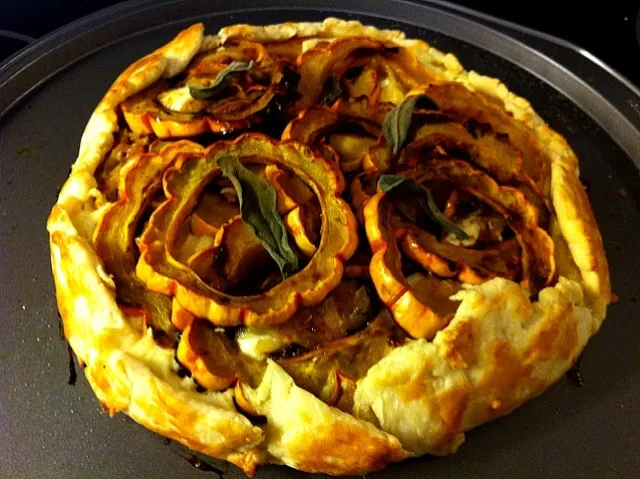 Snapdishの料理写真:delicata squash harvest galette|sarah hintonさん