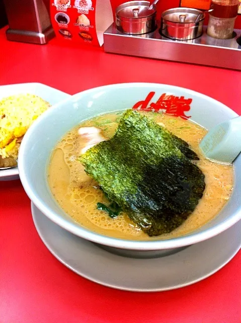 Snapdishの料理写真:醤油ラーメン、半チャーハン|nobさん