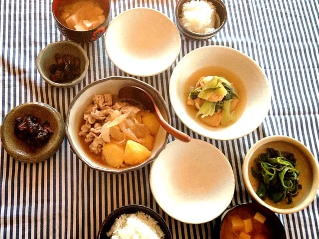 肉じゃが。青梗菜と油揚げの煮浸し。ピーマンのきんぴら。柴漬け。キューリのキューちゃん。玉ねぎと豆腐の味噌汁。ご飯。|まゆみ。さん