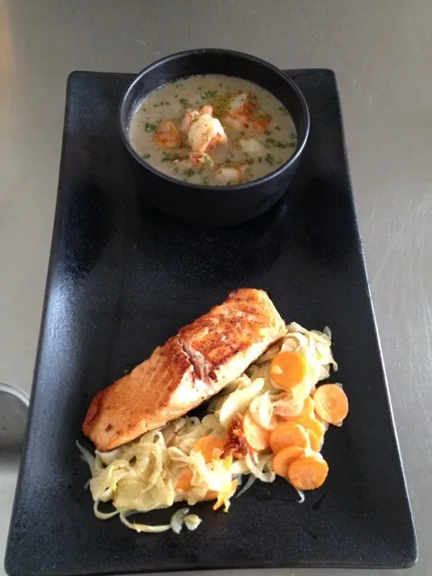 Salmon with fennel and mushroom soup with spicy shrimp!|pampulyさん