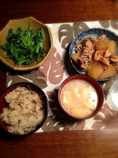 Snapdishの料理写真:実家でタロメシ キノコご飯、小松菜の胡麻和え、大根と豚肉竹輪の煮物、味噌汁|taro nishidomeさん