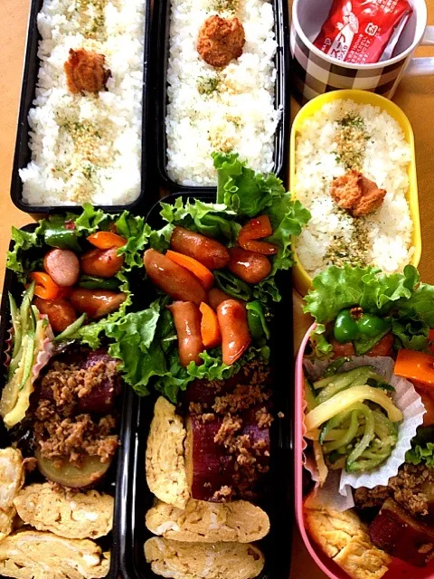 ３人弁当🍁薩摩芋の鶏そぼろ煮・出汁巻き卵・ウィンナー＆パプリカ・焼きタラコ・コーンスープ・みかん|chyawaさん