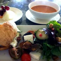 Pulled pork sandwich, salad & tomato-fennel soup|James Ohさん