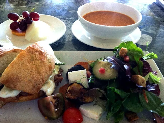 Snapdishの料理写真:Pulled pork sandwich, salad & tomato-fennel soup|James Ohさん