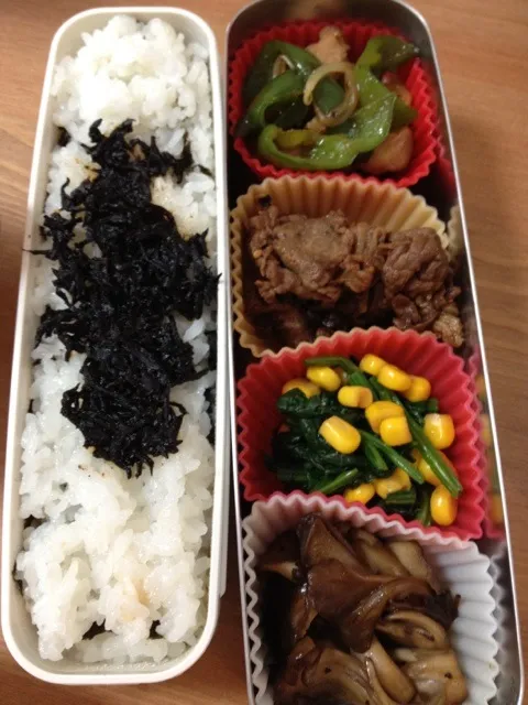 Snapdishの料理写真:お弁当！牛焼肉、ほうれん草コーンの和え物、きのこバター、鳥とピーマンオイスター炒め|美和さん