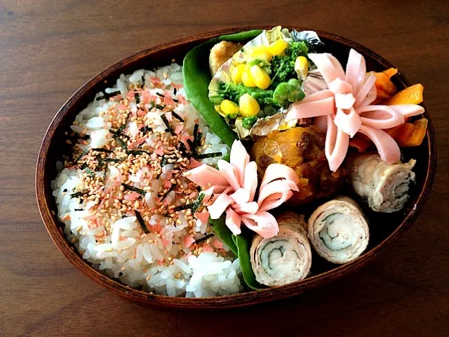 今日の旦那弁当 豚肉のシソ巻、カボチャ茶巾、人参の金平、ブロッコリーとコーンのマヨ和え、ササミのピカタ、お花ハム|roseさん