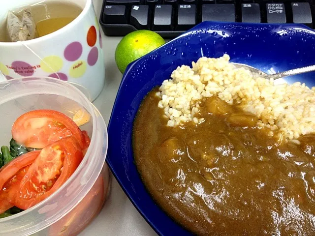 パック玄米飯➕レトルトカレー、トマト法蓮草、トウモロコシひげ茶|しーさん