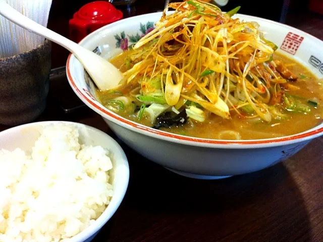 これぞ久しく求めていたザ・ねぎ味噌ラーメン750円 大盛100円 サービスライス|Toshiyukiさん