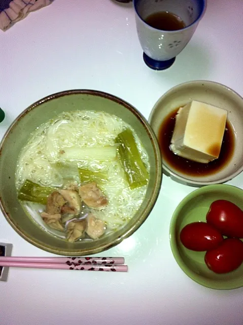 Snapdishの料理写真:罪滅ぼしのスープで煮麺・湯豆腐もどき・トマト|櫻井知子さん