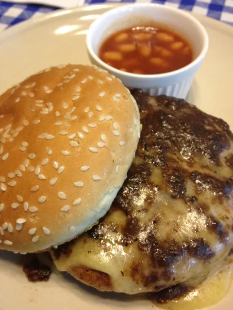 Black pepper chicken burger with baked beans in BBQ sauce|Clementさん