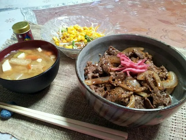 飛騨牛の焼き肉丼、コーンサラダ、根菜の味噌汁|じゃっきーさん