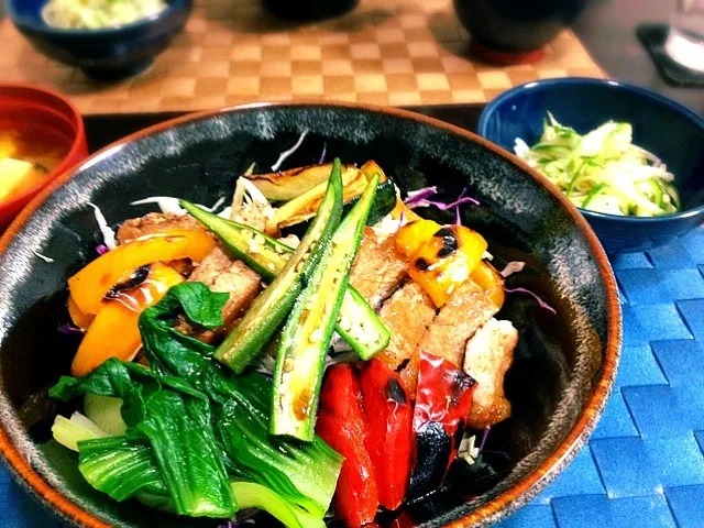 Snapdishの料理写真:野菜たっぷりトンテキ丼・もやしとキュウリナムル・お味噌汁|じゅんさん