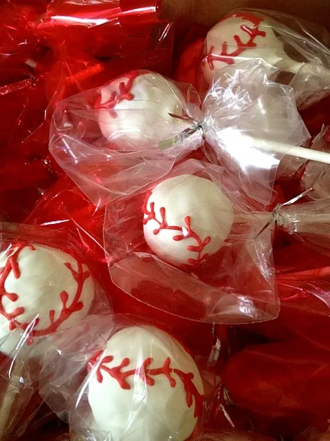 Take me out to the ball game baseball cake pops!  What sports fan wouldn't love getting these!|lee ann erlbaumさん