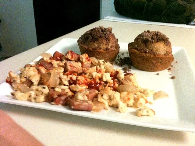 Homemade banana muffins with cinnamon crumb on top, and eggs with cooked spam and onion. Eggs topped with Kochu-jan.|Lee Annさん