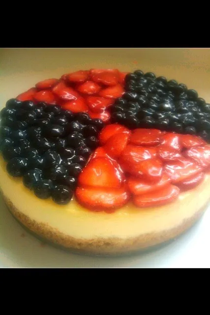 Snapdishの料理写真:New York style cheesecake topped with blueberries and strawberries|Adriana Munozさん