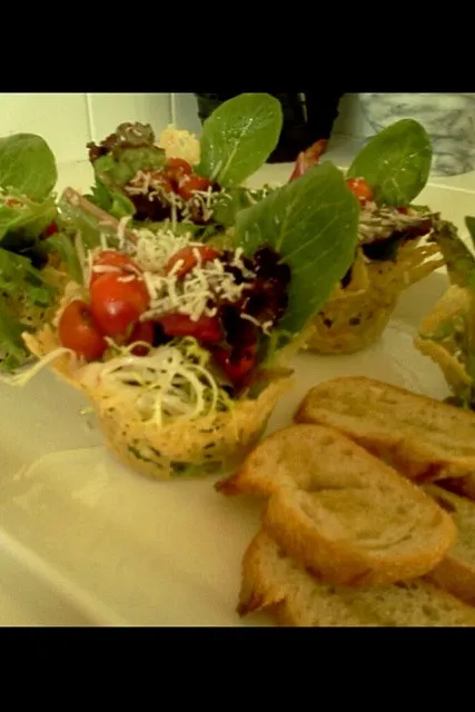 Spinach salad in parmesan frico cups|Adriana Munozさん