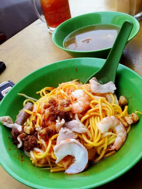 Snapdishの料理写真:prawn noodle (dry version) w/ pork rib soup|genさん